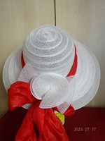 Indian fashion hat decorated with a red silk scarf. Its outer diameter is 38-39 cm. Jokai.