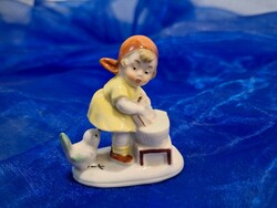 Mini porcelán figura,ruhát mosó kislány csibével
