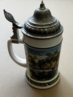 Gyönyörű, I-VH jelenetes, ónfedeles porcelán korsó