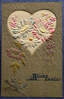 Antik dombornyomott Újévi üdvözlő  képeslap festett szatén szív virágok