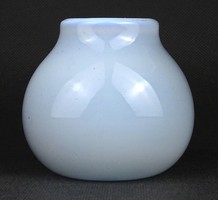 1O209 Régi színezett skandináv fújt tejüveg váza 8 cm
