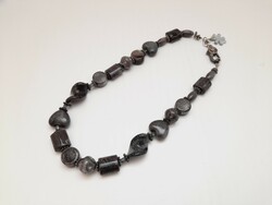 Szürke kerámia gyöngyökből nyaklánc, BUBA, 48 cm