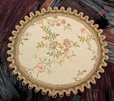 Small round tablecloth in display case (l3979)