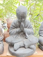Szép Buddha Buddhista szerzetes 50cm kő szobor  Fagyálló MűKő Feng Shui Japán kertépítő elem