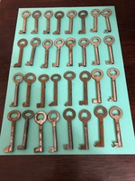 Különböző régi kulcsok. 32 db Egy dologban egyformák,hogy mind lyukasak belül.6 és 6,5 cm hosszúak