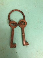 2 db régi szekrény kulcs. Hosza: 6 cm és belül lyukasak.Fellelt állapotban.