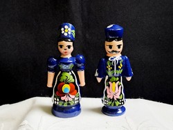 Kézzel Kalocsai mintával festett fa bábu páros, népviseleti ruhás lány és fiú 8-9 cm