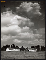 Nagyobb méret, Szendrő István fotóművészeti alkotása. Alföldi tanya felhőkkel, tájkép, 1930-as évek.