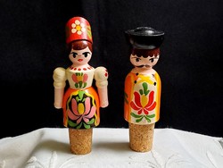 Kézzel Kalocsai mintával festett retro magyar trafikáru János Vitéz és Iluska fa palackdugó figurák