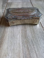 Mesés régi ezüstözött réz ékszertartó doboz (12,2x7x4 cm)