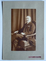 2 FOTÓ ELEGÁNS FŐÚRI SZEMÉLY PORTRÉJA, (Mátrai Műt.m, Bp. Kossuth L.15.) 1930 körül, (2db. 28X18 cm)