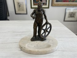Bronz munkás szobor szocreál Ganz gyár fémmunkás hamutál névjegytartó