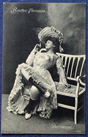 Antik pikáns fotó képeslap dohányzó hölgyről