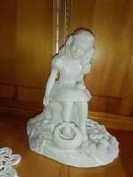 Hófehér porcelán kislány nipp,szobor. 17x16 cm.