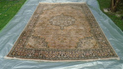 Hand-knotted oriental silk Persian rug with bird motif in good condition
