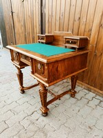 Csodaszép, faragott lábú, építményes, térbe rakható antik íróasztal évszám jelzéssel 1876-ból