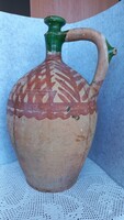 Antik, ritka, tatai aratókorsó vörös földfestéssel díszítve, szája és csücske zöld mázas, 41 cm