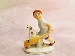 Német porcelán figura,talicsát toló fiú kutyával