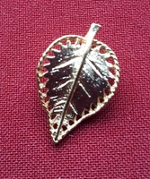 Gold-colored pendant / pendant with a leaf pattern
