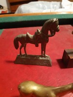 Érdekes régi réz ló szobor (9,5x8,5x1,7 cm)