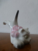 Pofijára eső porcelán cica