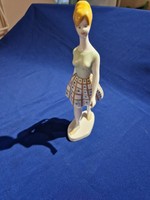 Hollóházi jelzésű porcelán figura ,nipp,sétáló, kockás szoknyás hölgy ,nő l,ány ,manöken