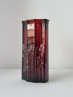 Régi AVON  vörös üveg váza, plasztikus mintázattal