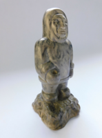 Eszkimó szobor - faragott kézműves zsírkő figura - Thorn, Kanada 13 cm