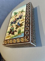 Álomszép kézzel csontra festett perzsa kép intarziás dobozon.