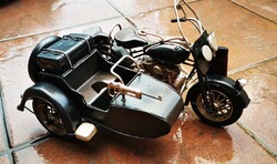 Model motorcycle with sidecar, equipped with a machine gun
