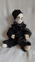 Gótikus fekete porcelán Pierrot baba – Különleges, aszimmetrikusan festett arcú harlekin