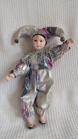 Retro porcelán udvari bolond baba – 23 cm-es harlekin / Pierrot figura csilingelő sapkával