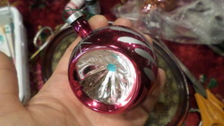 Retro , üveg karácsonyfadísz alapvetően jó állapotban  . Kb 6 cm-es , reflexes gömb .