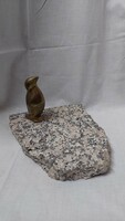 Réz pingvin szobor márvány lapon