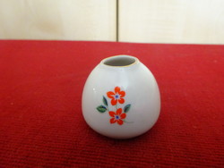 Hollóházi porcelán mini váza, piros virágokkal, magassága 3,5 cm. Jókai.