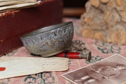 Antik dekoratív egyiptomi tálka ezüst és réz berakással 1800-as évek