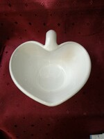 Szív alakú porcelán kínáló