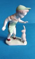 Aquincum porcelán figura Nyuszival játszó kisfiú
