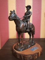 Tömör bronz lovas szobor, súlya 2 kg. Méretei : 24 *21 cm
