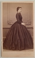 Antik vizitkártya (CdV) fotó, előkelő hölgy, Ferd.Küss, Wien, 1860-as évek