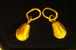 14-karat pair of leaf-shaped pearl earrings.