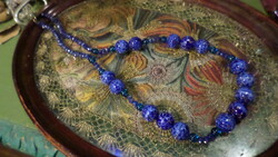 47 cm-es , lapis lazuli hatású , üveg és kisebb kristály gyöngyökből álló nyaklánc .