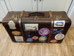 Fa bordás, tálcás, antik bőrönd. 65 x 38 x 23 cm.