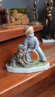 Zsolnay porcelán figurális szobor, pajzspecsétes, karikázó kisfiú, 20 cm