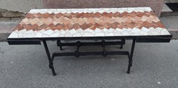 Egyedi, erős kovácsoltvas szerkezeten márvány intarzia asztal