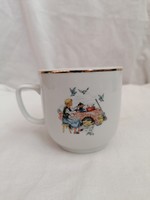 Hollóházi  gyerek, mesejelenetes porcelán bögre
