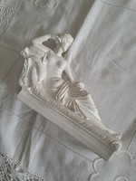 Szófán fekvő női akt szobor 19 cm