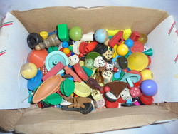 Egy doboz régi, retro játék alkatrész, társasjáték kiegészítő, dobókockák, bábúk, stb.