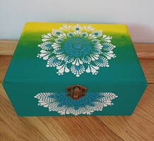 ÚJ! Fa doboz, kézzel festett türkiz, fehér mandala díszítéssel, 18,5x13,5x9cm