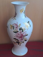 A large vase with a flower pattern, hand-painted by Hölóháza